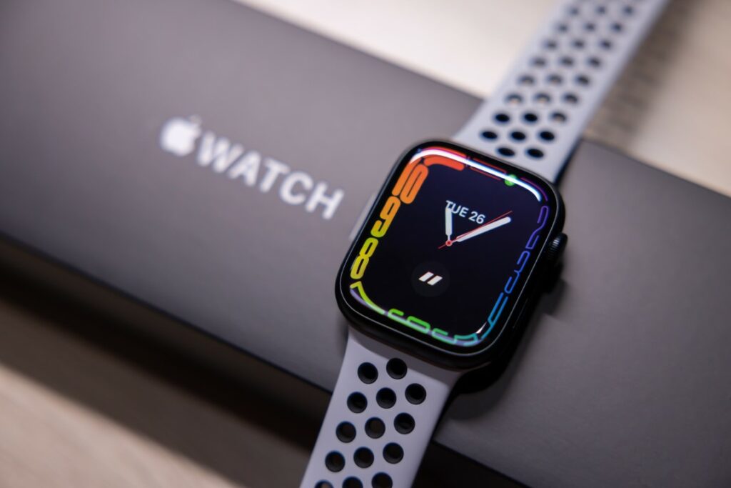 Boite d'une Apple Watch et fond d'écran en horloge colorée