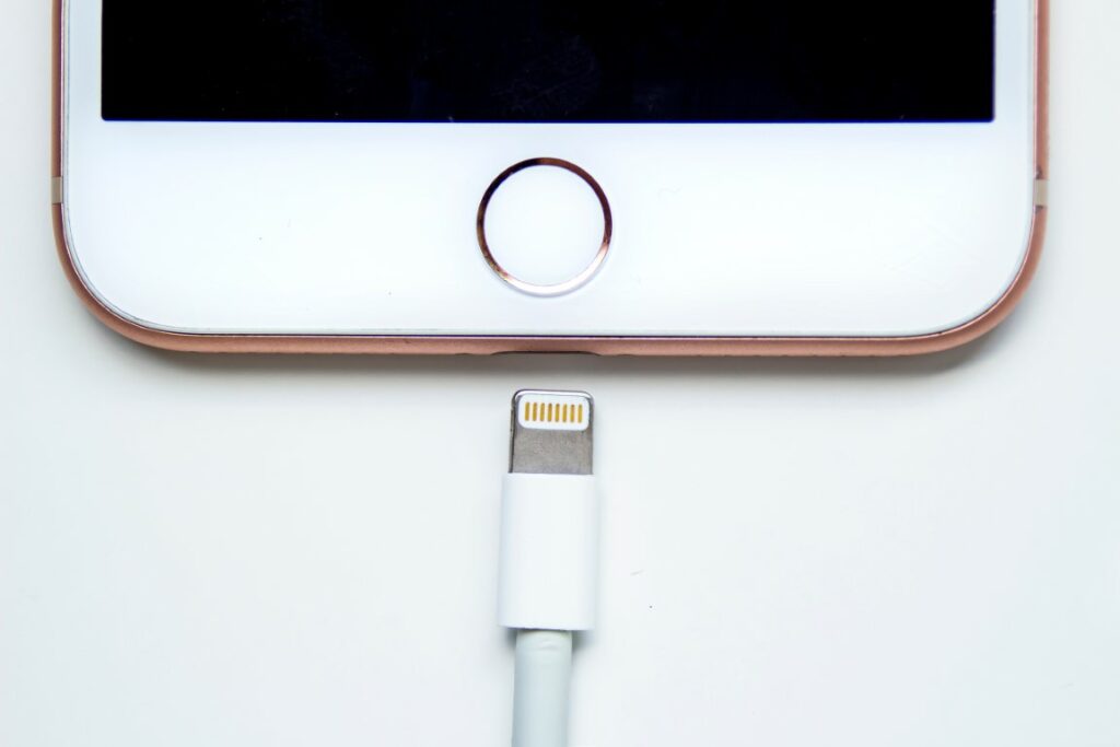 Le port ou le câble de recharge de l'iPhone peut être endommagé